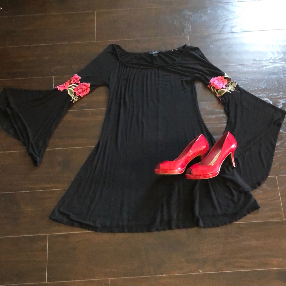 Simple yet stunning black, flowing dress